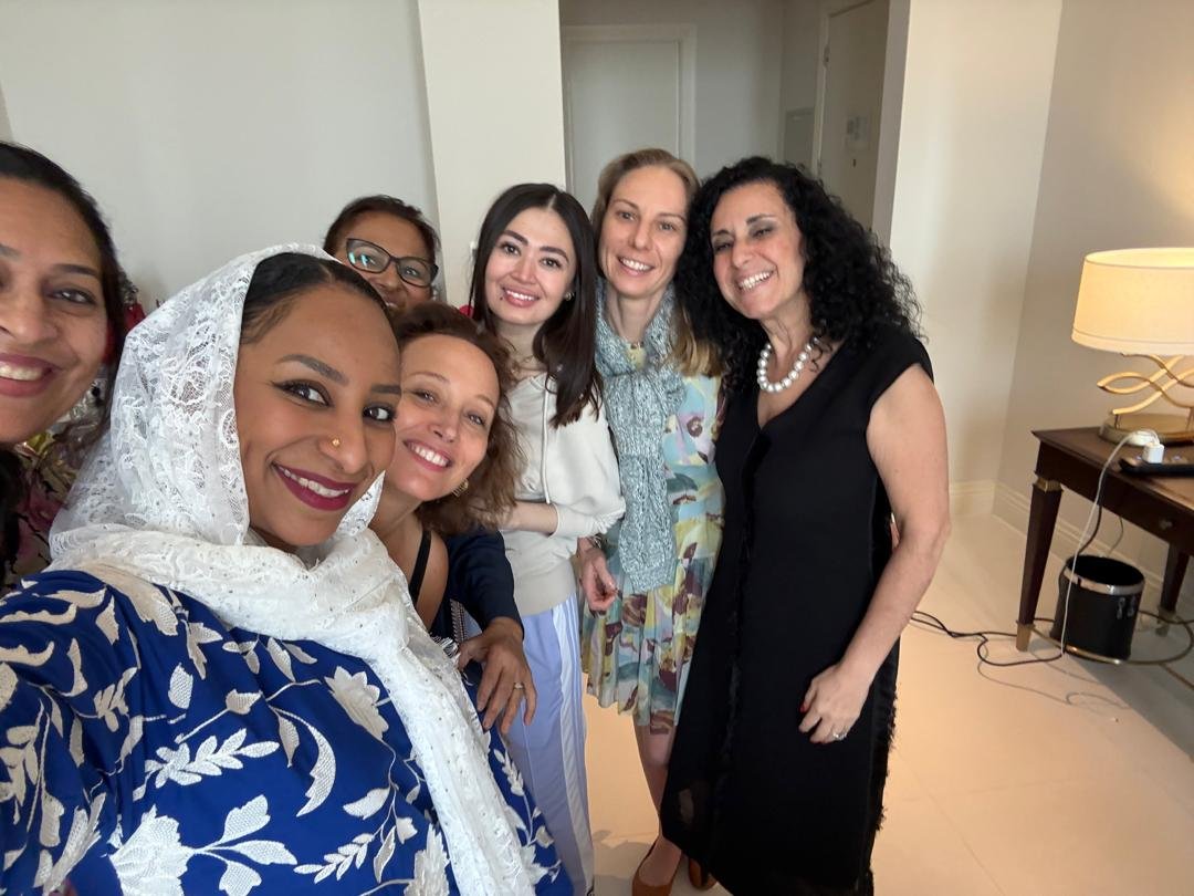 د. سارة مع مجموعة من السيدات